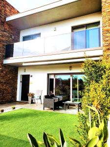 Sunny villa with pool and sea view