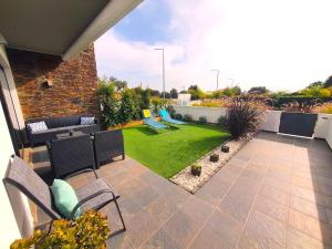 Sunny villa with pool and sea view