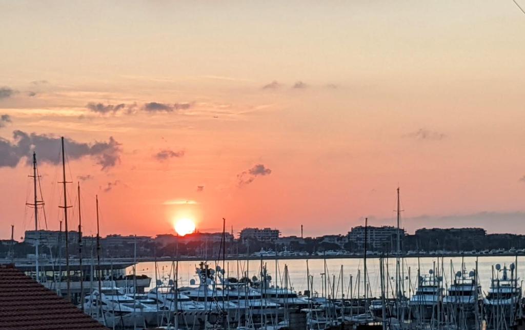 SUNRISE BALCONY 10 1ère Rue du Barri, 06400 Cannes