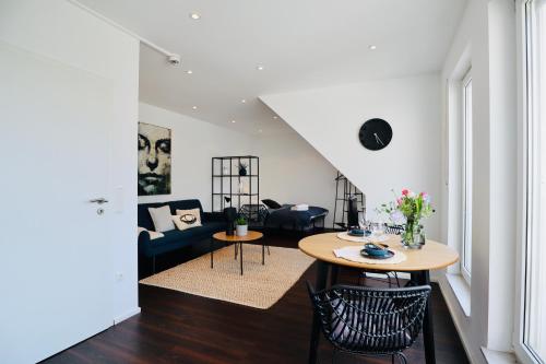 SUNSET APARTMENT: FREE PARKING + BALCONY + NETFLIX