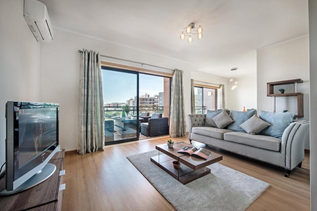 Sunset Home Olhão- Modern 3 bed Luxury Apartment with rooftop pool Marina Village lote 3 porta 1 2c dir, 8700-292 Olhão