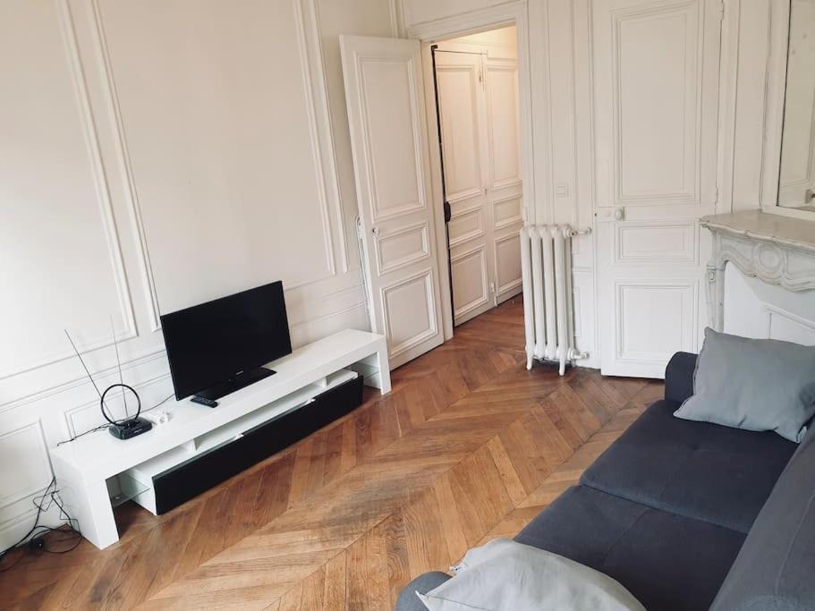 Appartement Super 2 pièces Place de l'Etoile 4eme étage 8 Avenue Mac-Mahon 75017 Paris