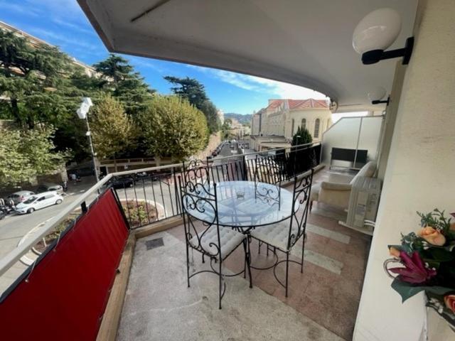 Appartement Super 3 Pieces avec grande Terrasse quartier Suquet petit parking 7 place Stanislas 06400 Cannes