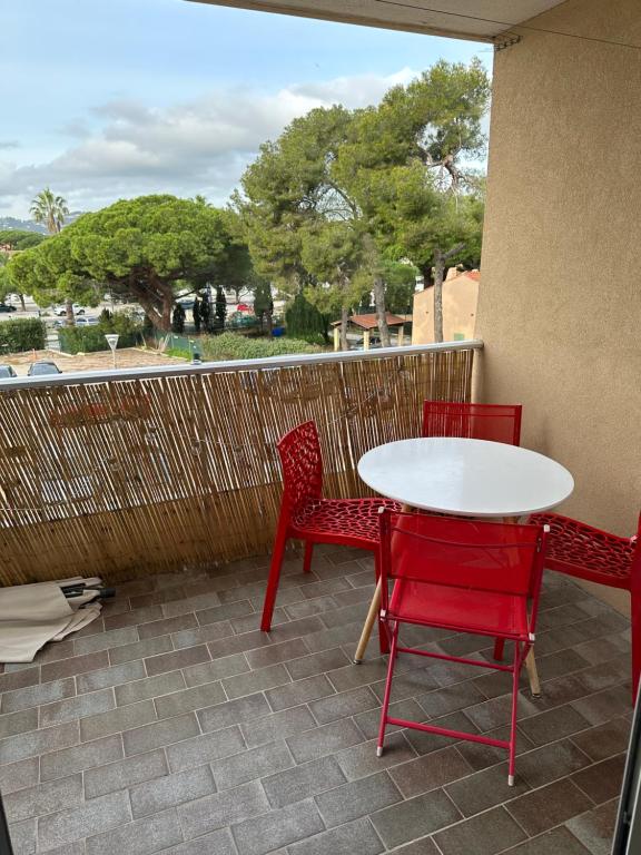 Appartement Super studio climatisé sur le port de Hyeres 5 Avenue de la Gavine 83400 Hyères