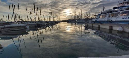 Super T2 joli balcon centre port du Cap d'Agde