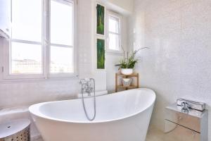 Superb apartment ideally located 10th Arr