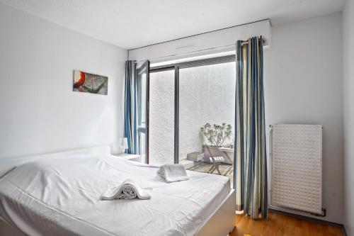 Superb apartment with parking & terrace in Bordeaux center - Welkeys