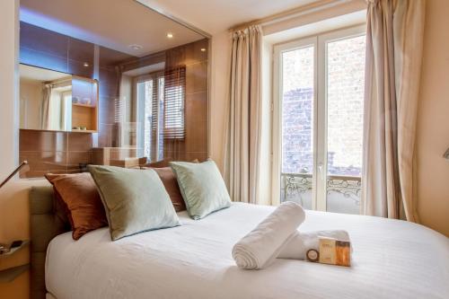 Superb & calm flat near Champs Elysées in Paris - Welkeys