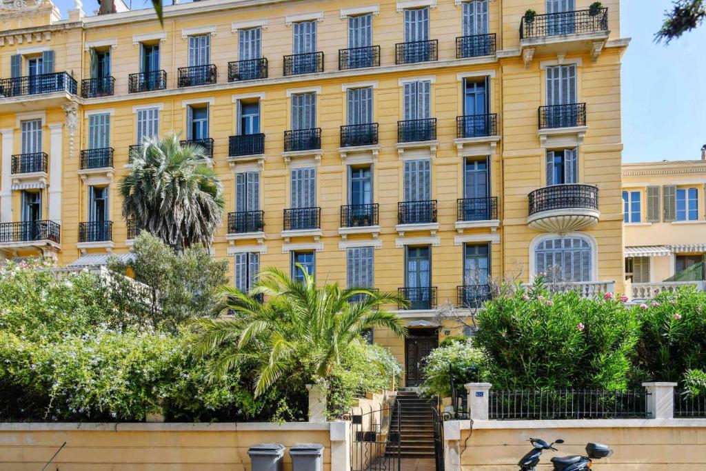 Appartement Superb flat with sea view in the former Hyères Grand Hotel - Welkeys 62 C avenue des Iles d'Or 83400 Hyères