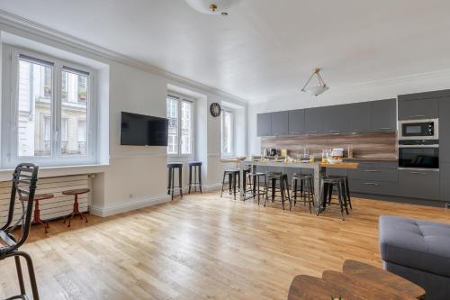Superb Large and New 4bds Flat - Heart of Paris 10