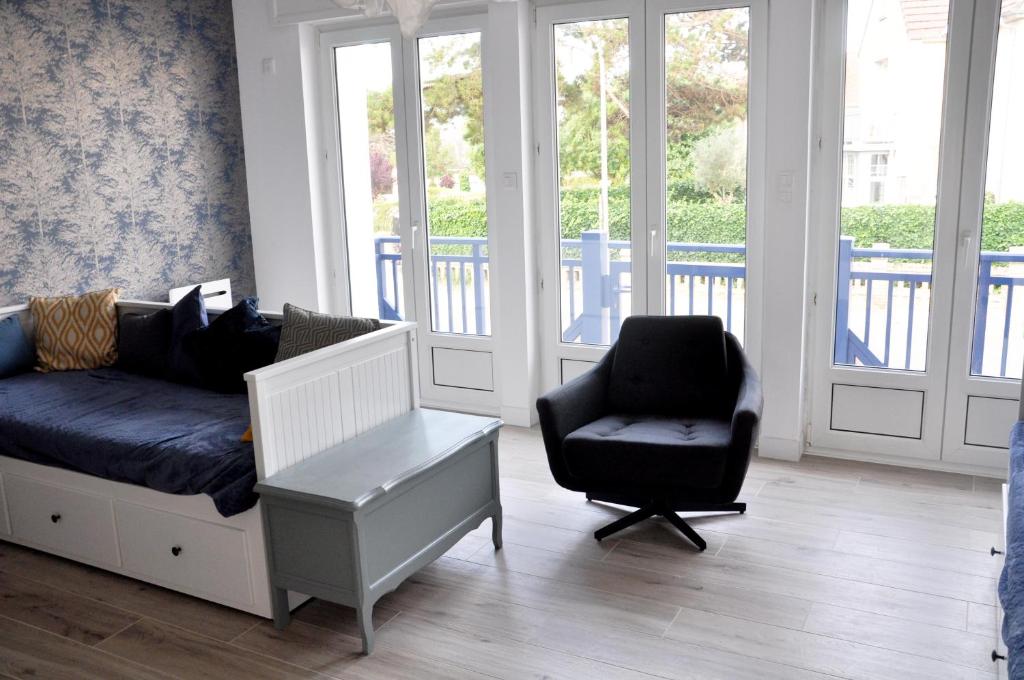 Superb top floor studio, Biarritz center.