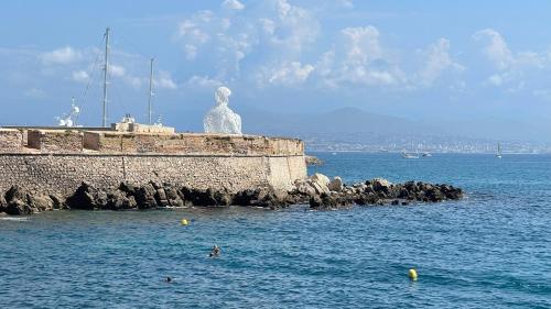 Superbe 2P atypique près port Vieil Antibes
