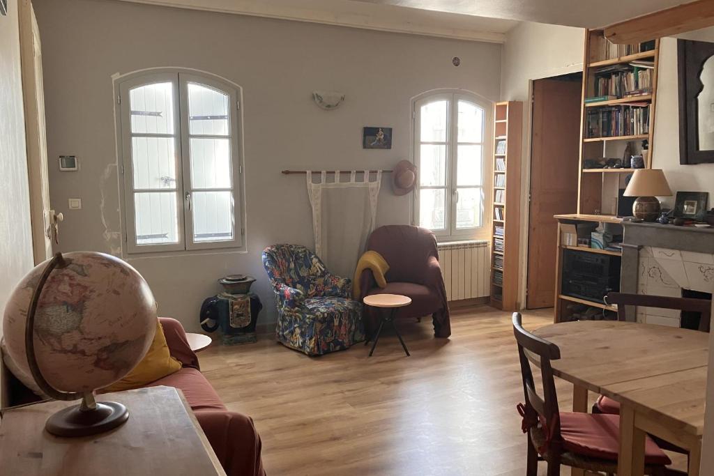 Appartement SUPERBE 90m avec WIFI situé à AVIGNON! 3 Rue Roquille 84000 Avignon