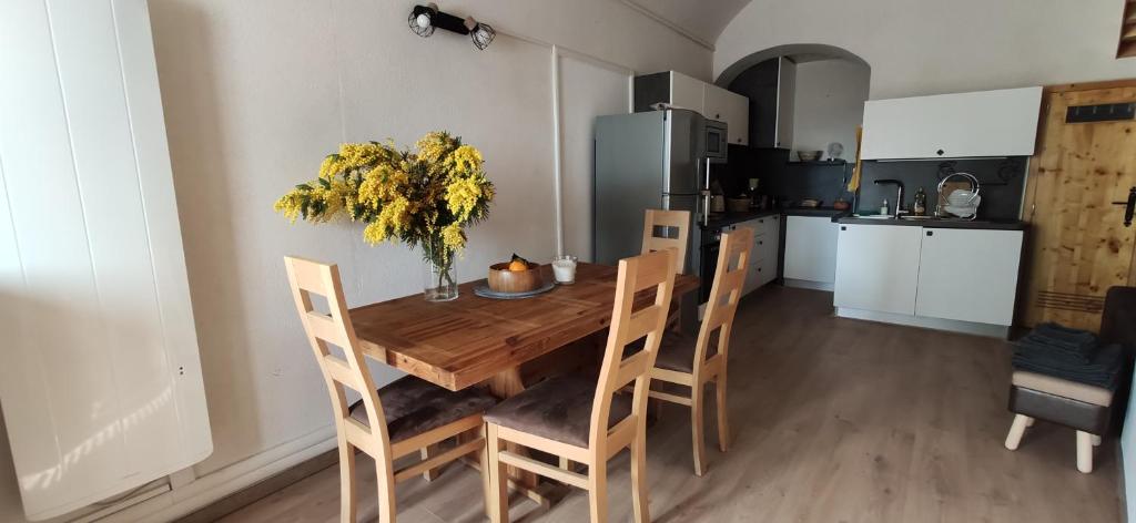Superbe appartement 2 pièces à 2 pas de la plage,dans la vieille ville 2 Rue des Logettes, 06500 Menton