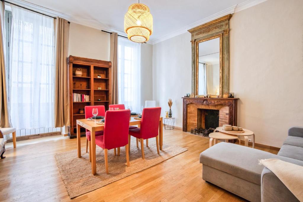 Appartement Superbe appartement 95m2 proche Arènes- parking coupole de Nimes gratuit 3 Rue Auguste Pellet 30000 Nîmes