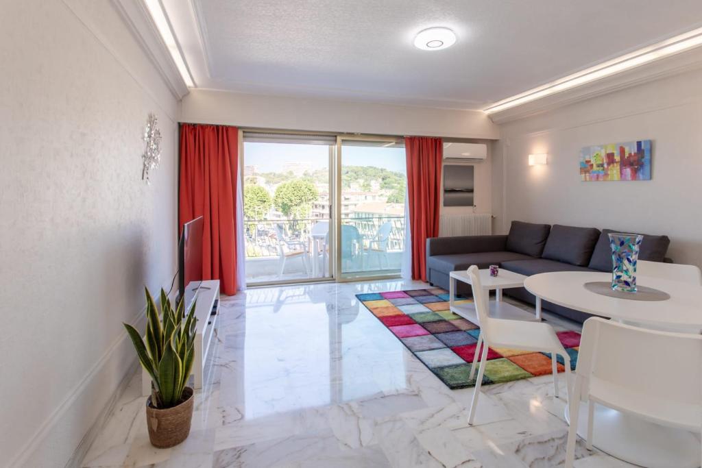 Appartement Superbe appartement avec terrasse vue mer et hippodrome de Cagnes sur Mer 3 boulevard Kennedy 06800 Cagnes-sur-Mer