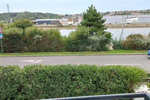 Superbe appartement devant les berges de liane.