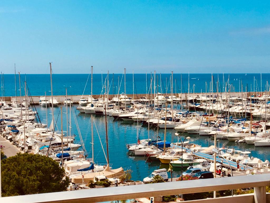 Superbe appartement en bord de mer, près du centre et des plages 69 Porte de France, 06500 Menton