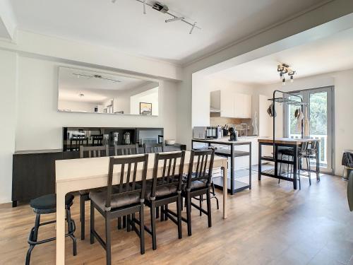 Superbe appartement entièrement rénové au pied des montagnes avec parking inclus