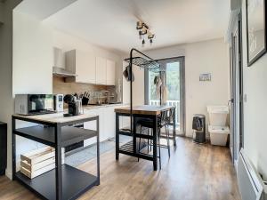 Superbe appartement entièrement rénové au pied des montagnes avec parking inclus