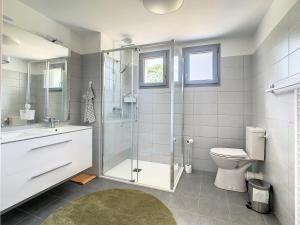 Superbe appartement entièrement rénové au pied des montagnes avec parking inclus