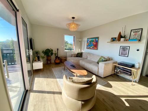Superbe appartement, grande terrasse vue mer et montagne