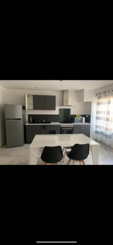 superbe appartement neuf tout équipé, non fumeur avec place de parking privée