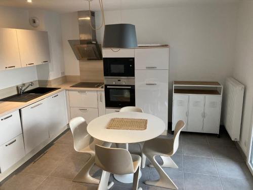 Superbe appartement rénové, parking et terrasse