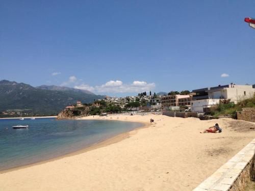 SUPERBE APPARTEMENT SUR PLAGE VUE PARADISIAQUE PIEDS DANS L'EAU