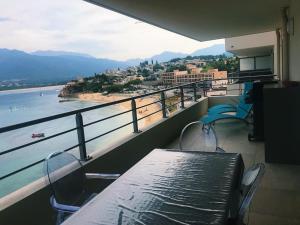 SUPERBE APPARTEMENT SUR PLAGE VUE PARADISIAQUE PIEDS DANS L'EAU