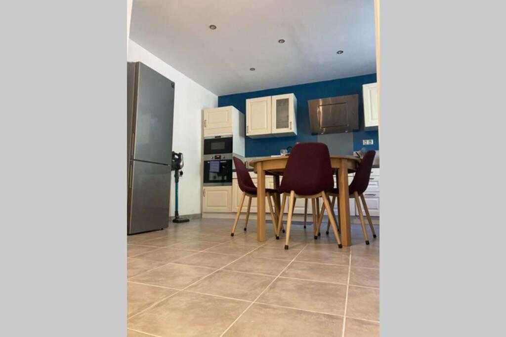 Superbe Appartement t3 en Rez de Jardin, Piscine, parking privé 13600 La Ciotat