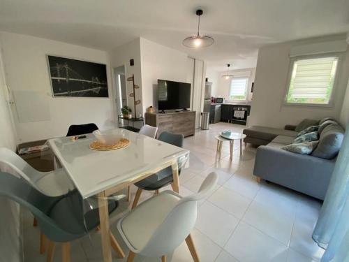 Superbe Appartement t3 en Rez de Jardin, Piscine, parking privé