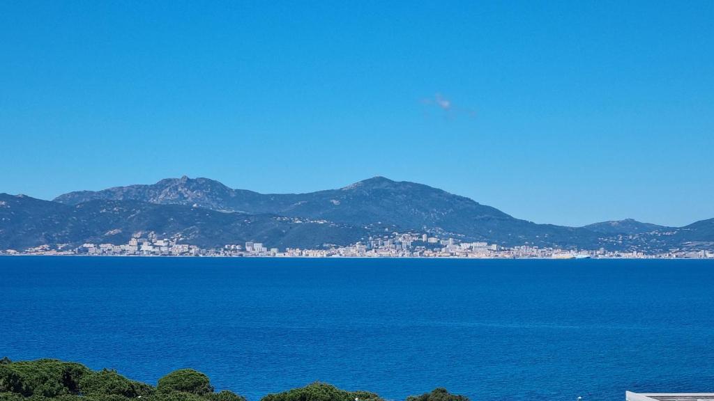 Appartement Superbe appartement T3 face mer baie Ajaccio A5 Résidence La Cruccita Civita 20166 Pietrosella