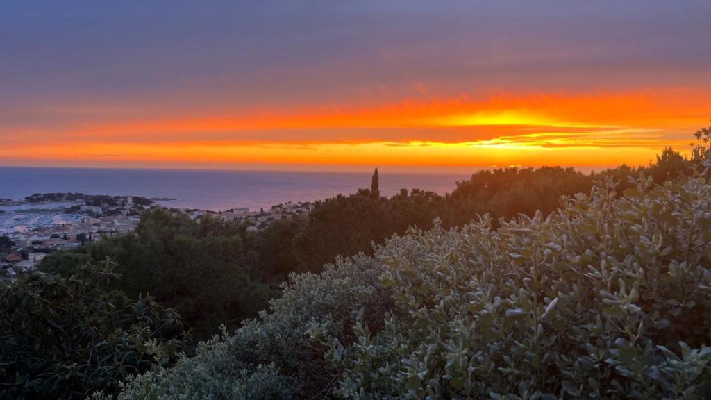 Superbe appartement Vue Mer et Piscine Avenue de l'Île Rousse, 83150 Bandol