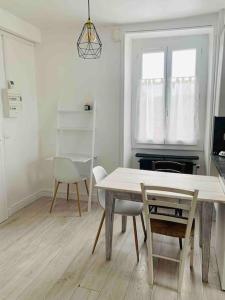 Appartement Superbe appt meublé hyper centre de Gan 1er étage droite 26 Avenue Henri IV 64290 Gan Aquitaine