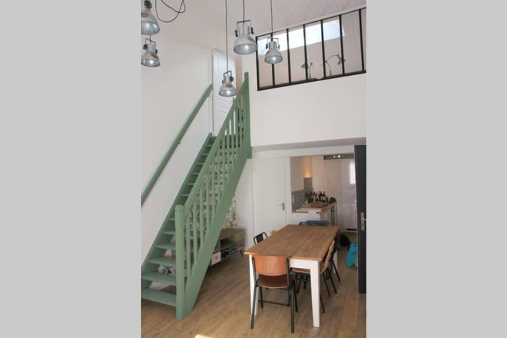 Appartement Superbe DUPLEX de 70m2 avec 2 CHAMBRES en HYPER CENTRE au CALME sur COUR classé 3 ETOILES avec PARKING en option 04 Rue du Cordouan 17000 La Rochelle