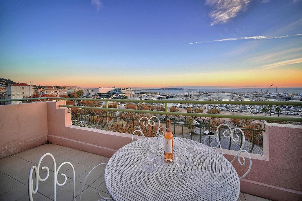 SUPERBE DUPLEX IDEALEMENT SITUE PROCHE PLAGES AVEC GRANDE TERRASSE VUE PORT !l A1B59 41 Rue Félix Faure, 06400 Cannes