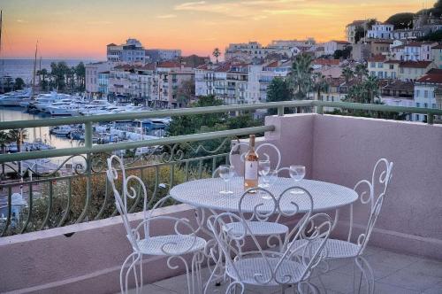 SUPERBE DUPLEX IDEALEMENT SITUE PROCHE PLAGES AVEC GRANDE TERRASSE VUE PORT !l A1B59