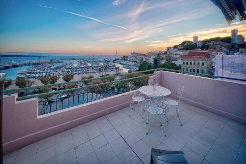 SUPERBE DUPLEX IDEALEMENT SITUE PROCHE PLAGES AVEC GRANDE TERRASSE VUE PORT !l A1B59