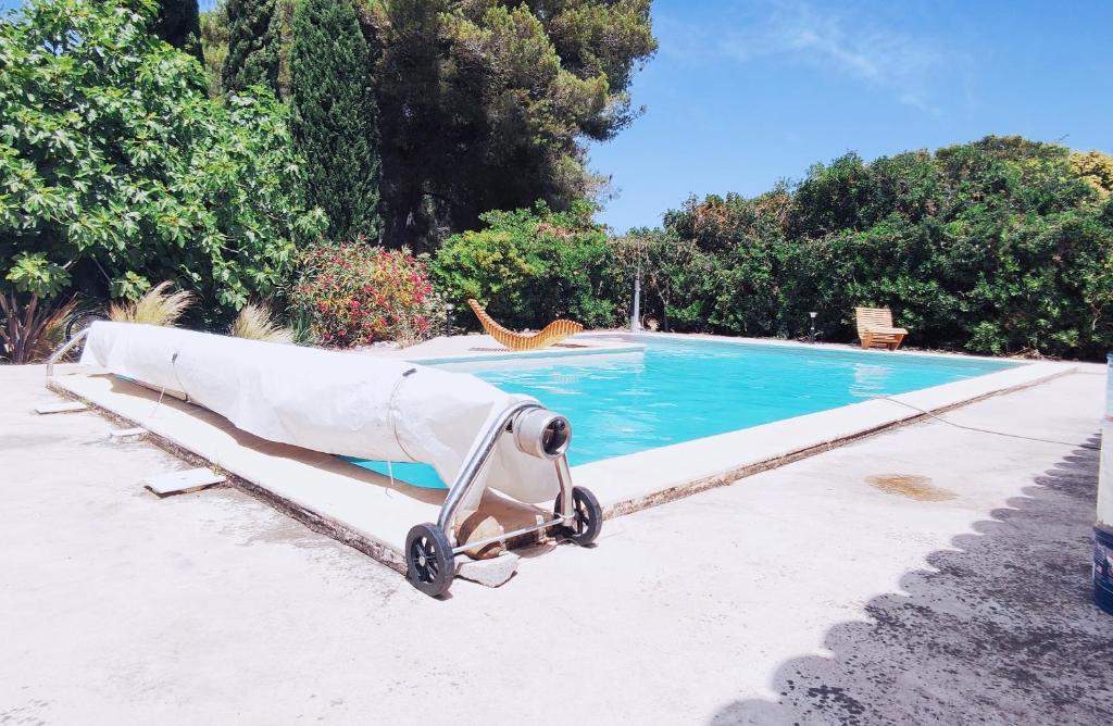 superbe gîte d'entressen T1 bis de 27M2 dans mas en campagne avec piscine et espace de jeux extérieurs pour les enfants et terrain de pétanque 12  Route du Bailly de Suffren mas 3a, 13118 Entressen