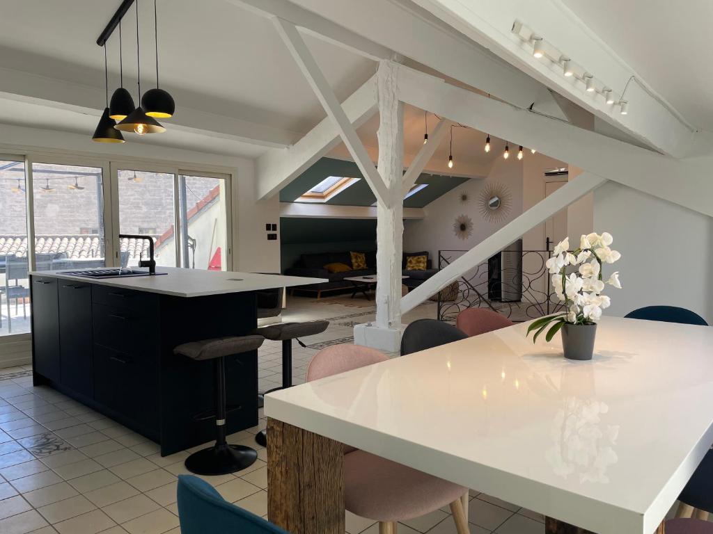 Superbe loft avec terrasse à 2 pas du palais des papes 50 Rue Carnot, 84000 Avignon