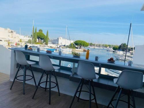 Superbe marina avec vue unique sur le plan d'eau