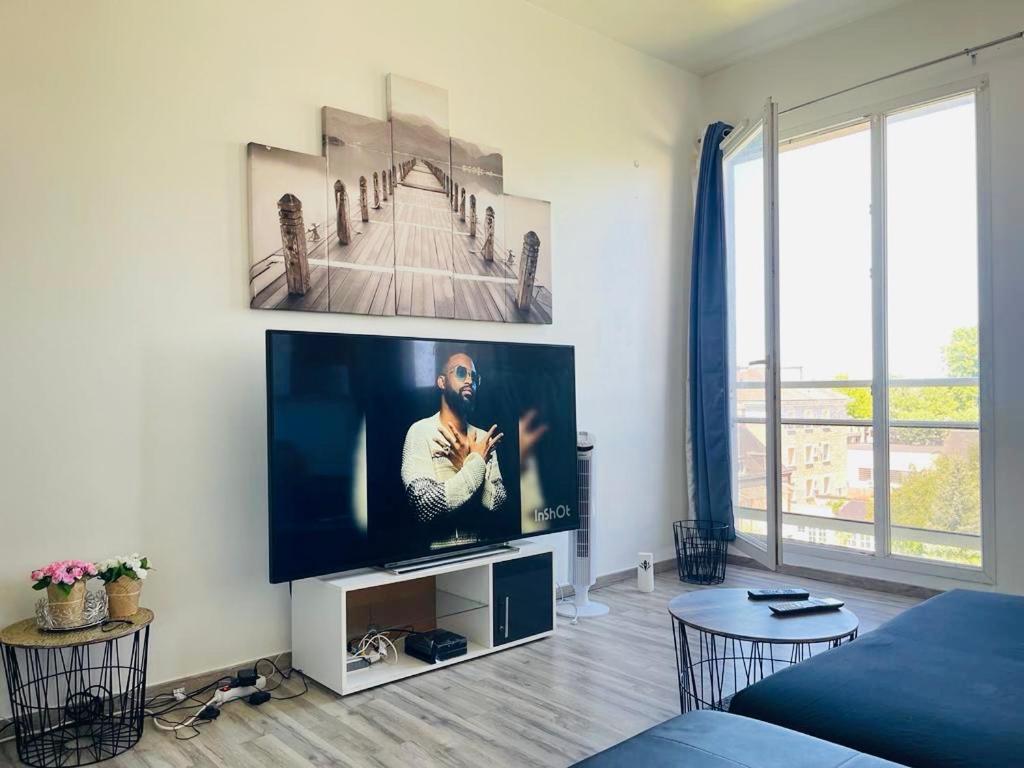 Appartement Superbe studio à la sortie de la gare wifi et parking privé 10 Avenue de la Gare 45200 Montargis