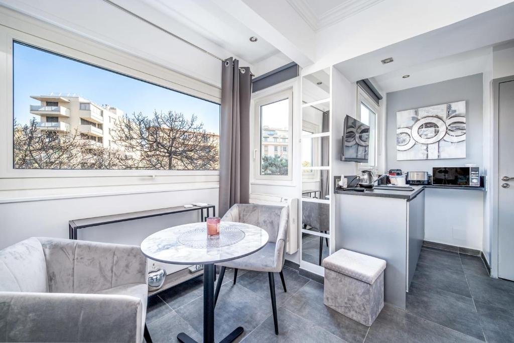 Superbe Studio avec Accès Direct aux Plages de la Croisette 81 Boulevard de La Croisette, 06400 Cannes