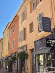 Appartement Superbe studio rue piétonne principale Sanary à côté du port 15 Rue Félix Pijeaud 83110 Sanary-sur-Mer Provence-Alpes-Côte d\'Azur