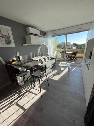 Superbe studio, terrasse, piscine, parking