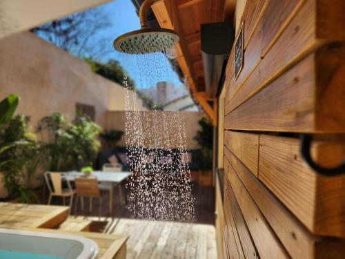 Superbe Suite à 300m du Tram - JACUZZI - SAUNA