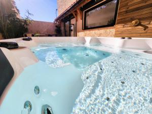 Superbe Suite à 300m du Tram - JACUZZI - SAUNA