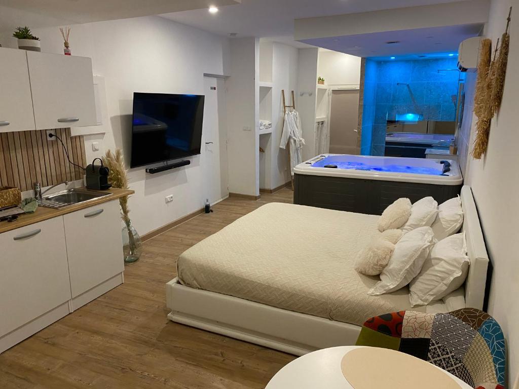 Superbe suite avec jacuzzi patio et sauna 19 Rue Ernest Renan, 13600 La Ciotat