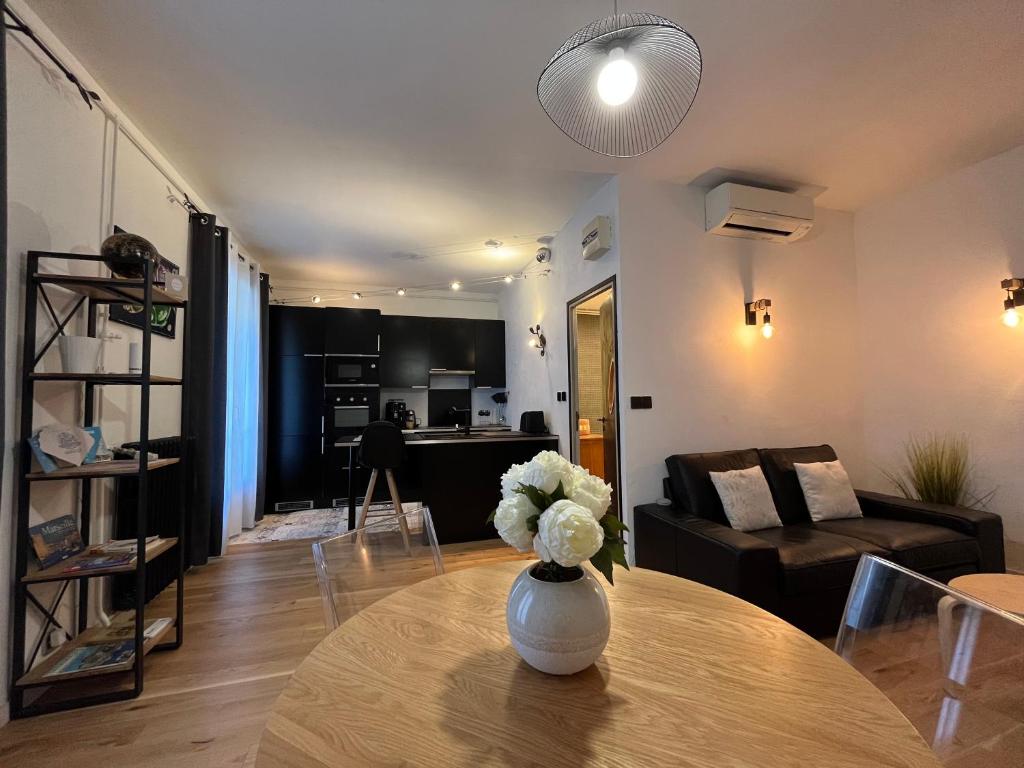 Appartement Superbe T2 meublé de tourisme 3 étoiles, à deux pas du Vieux Port 1er étage 32 Rue de la Loge 13002 Marseille